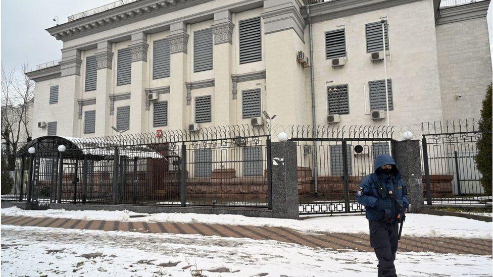Fachada de la embajada rusa en Kiev, cerrada desde que comenzó la guerra. 
