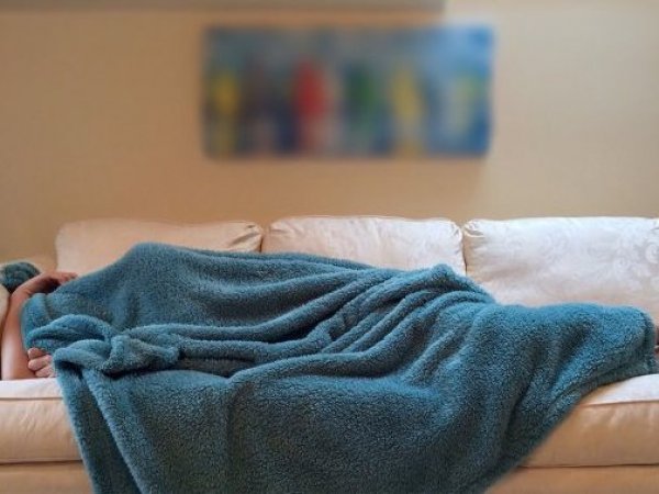 Persona durmiendo en el sillón. Frases de buenas noches.