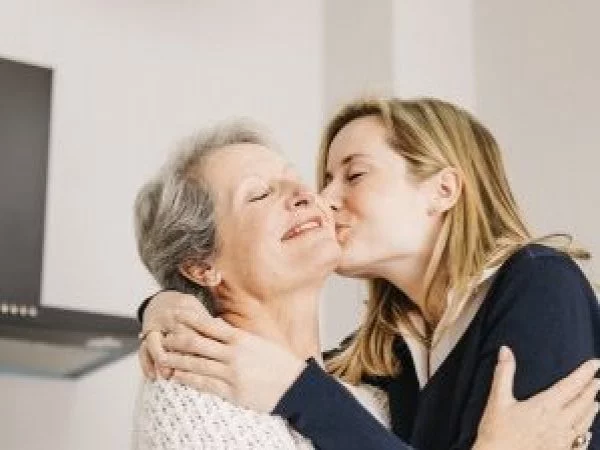 Madre e hija abrazándoses. Frases para mamá.