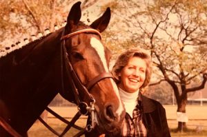 Marlene Ahrens montando a caballo