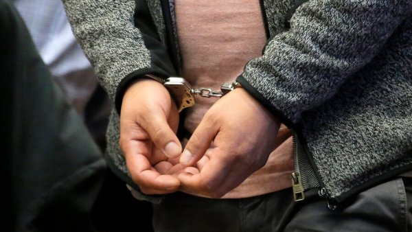 Manos con esposas. Proyecto de ley cárcel desde los 16 años.