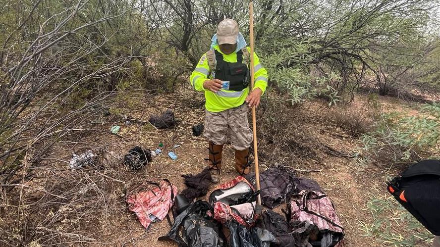 Los migrantes se despojan de sus pertenencias a medida que caminan por el desierto de Sonora.