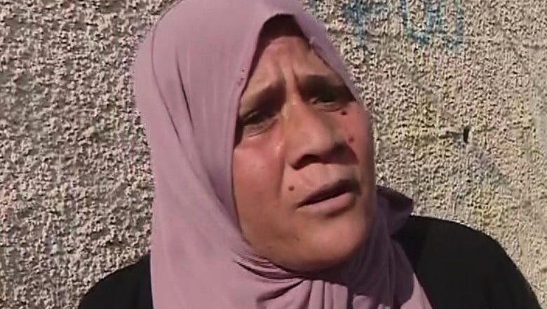 Esta mujer que hace cola para conseguir gas para cocinar en el centro de Gaza acusa al mundo de abandonar a los palestinos.