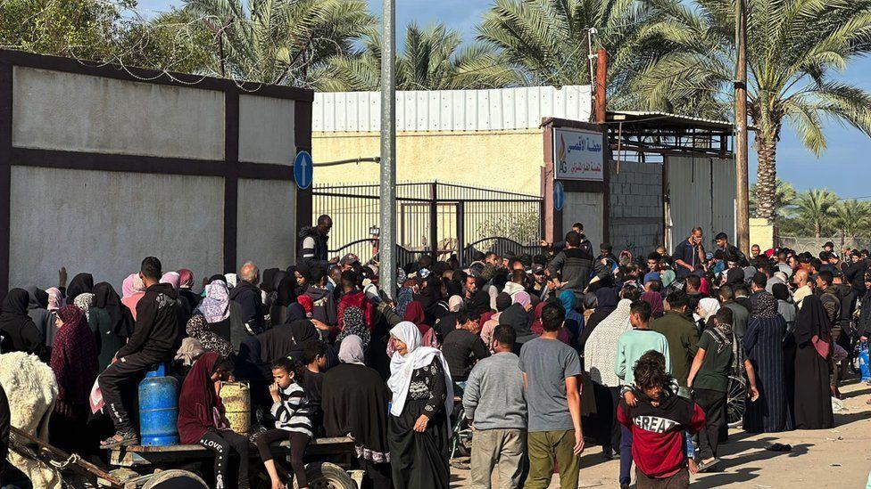 Cientos de personas hacen cola para conseguir gas para cocinar en la ciudad de Deir al-Balah, en el centro de Gaza.