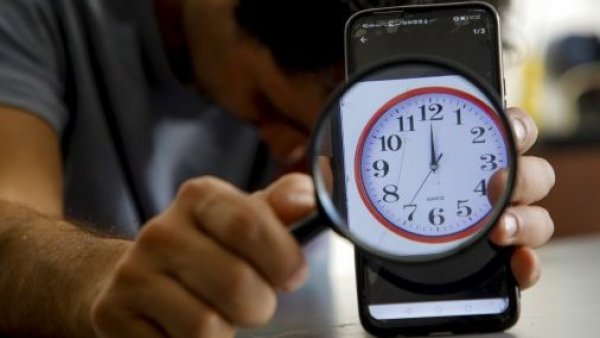 Reloj en teléfono. Cambio de hora en Chile.