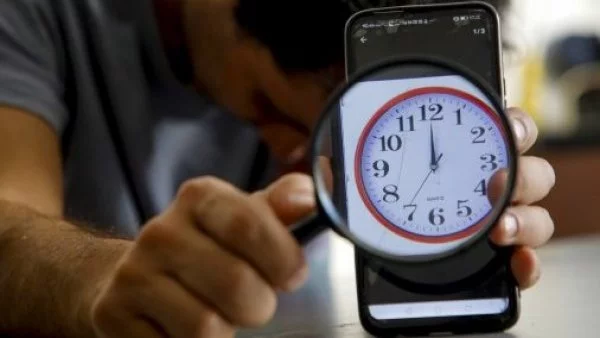 Reloj en teléfono. Cambio de hora en Chile.