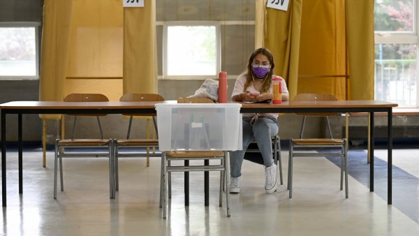 Vocales de mesa y excusas ante el Servel.