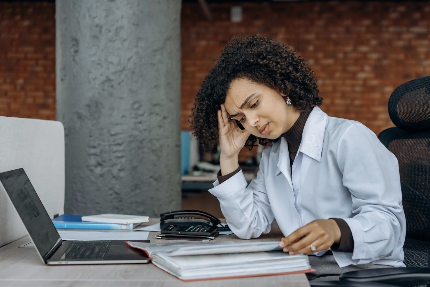 Cambio de hora. Mujer cansada en el trabajo. 