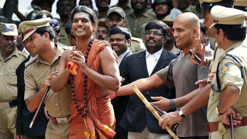 Nithyananda Paramashivam en 2012 siendo escoltado por la policía de India tras las denuncias por acoso y abuso sexual.