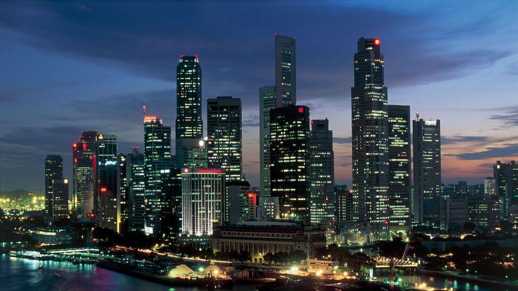 Los rascacielos de Singapur de noche.