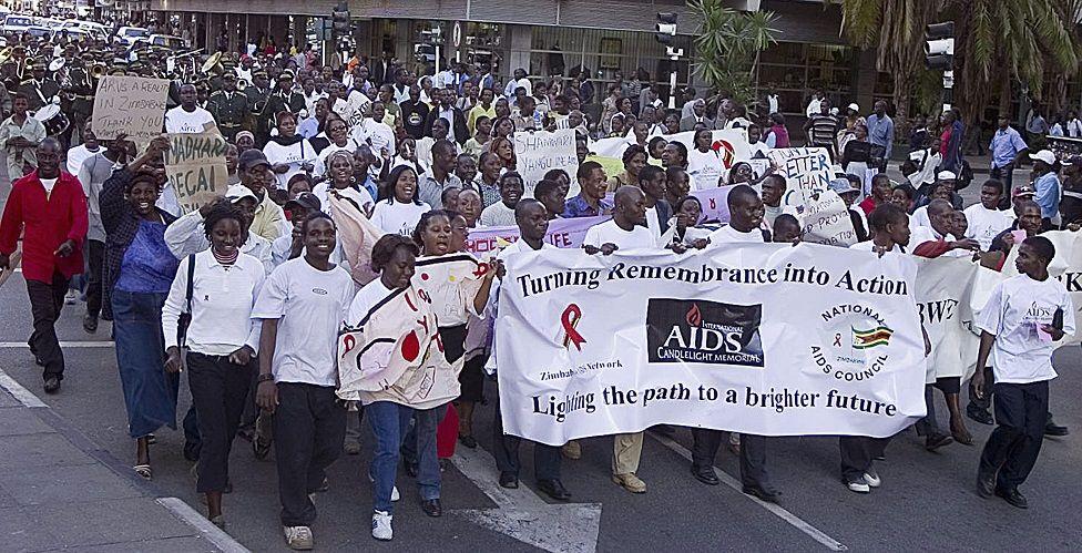 Personas en una marcha con una pancarta