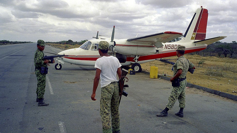Un avión abandonado en la carretera principal entre Riohacha y Santa Marta después de aterrizar de emergencia en 1979