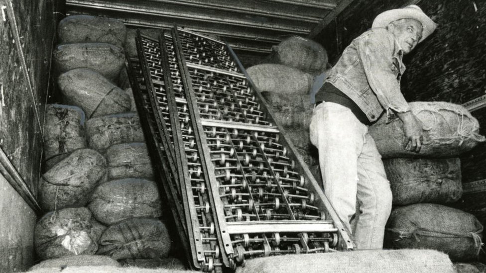 Un oficial de aduana estadounidense en una redada de 20 toneladas de marihuana colombiana en 1980