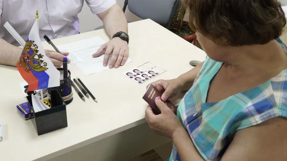 Persona recibiendo un pasaporte