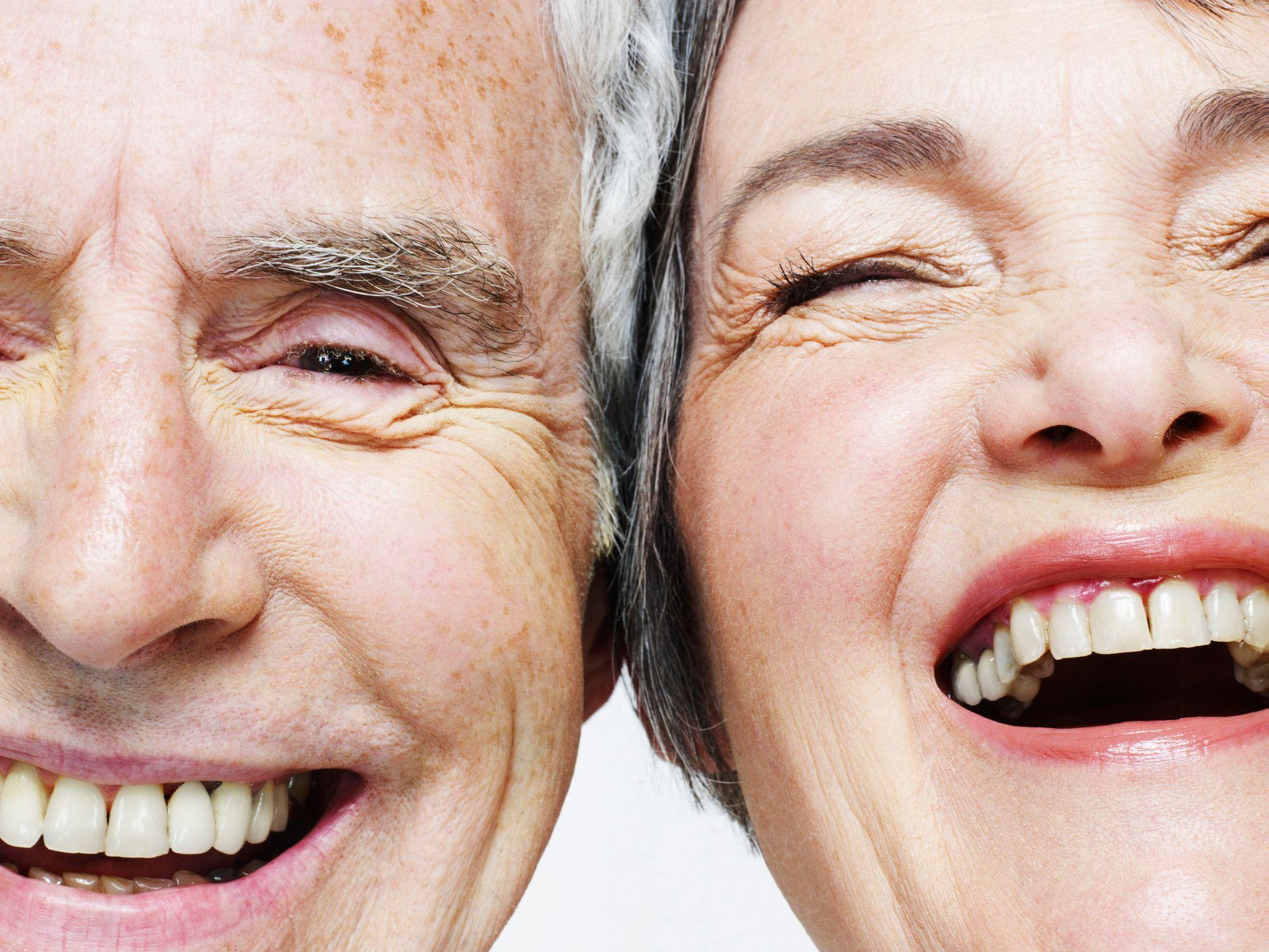 Una pareja mayor sonriendo