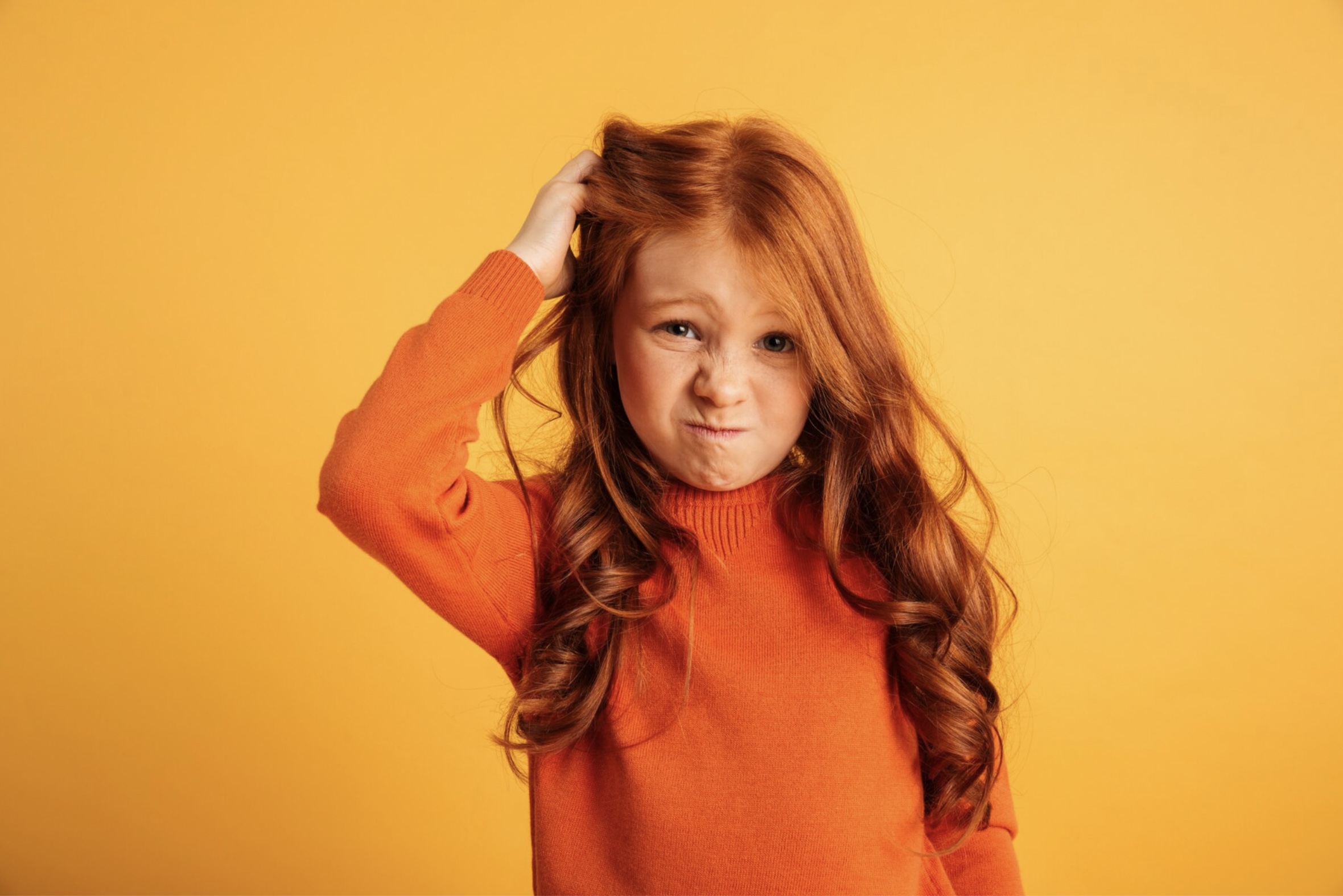 Niña con piojos