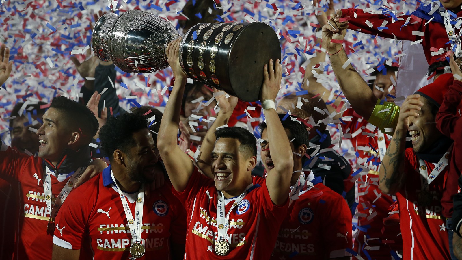 Alexis Sánchez levantando la primera Copa América de Chile