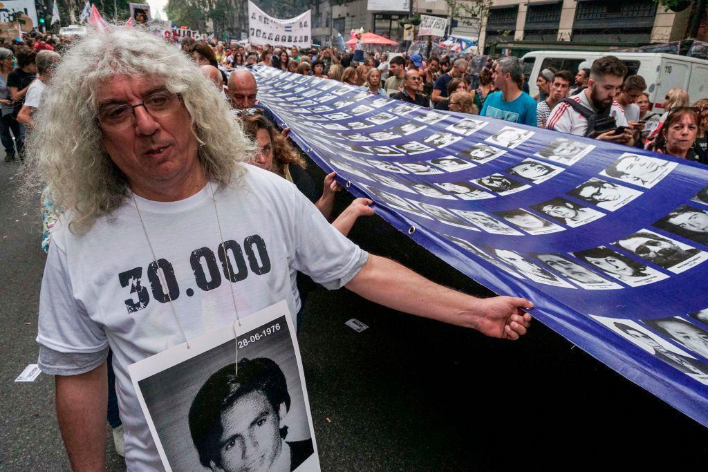 Un hombre durante una marcha por los DD.HH. con una camiseta que dice "30.000".