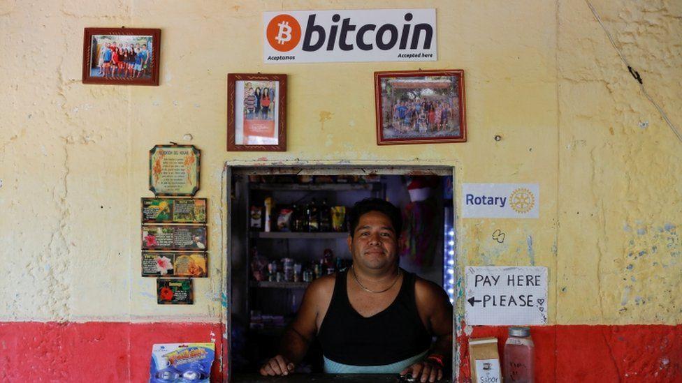 Salvadoreño en una tienda