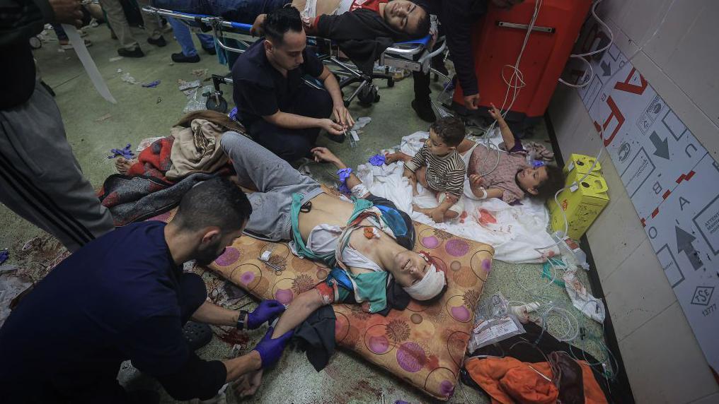 Heridos en un hospital de Jan Yunis.