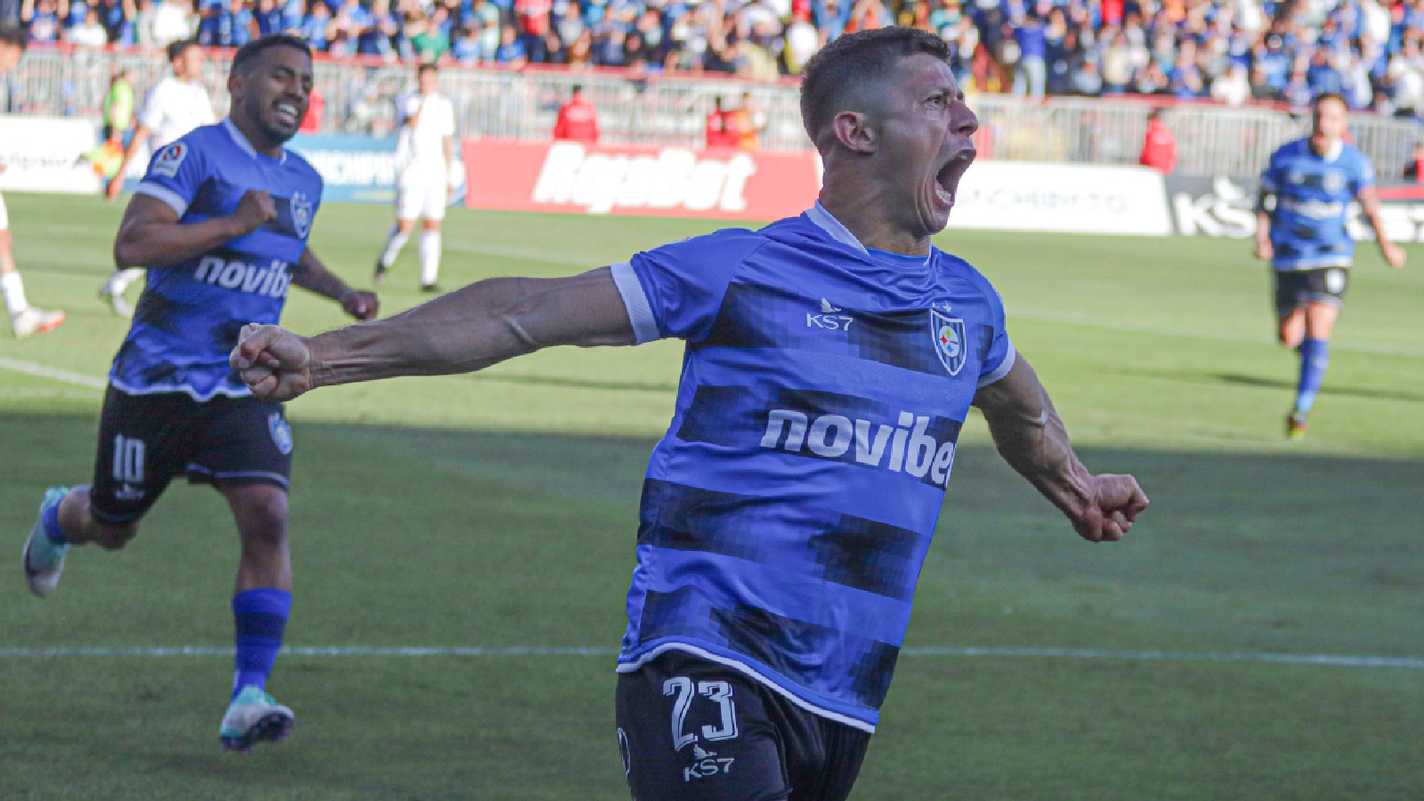 Chris Martínez celebrando un gol