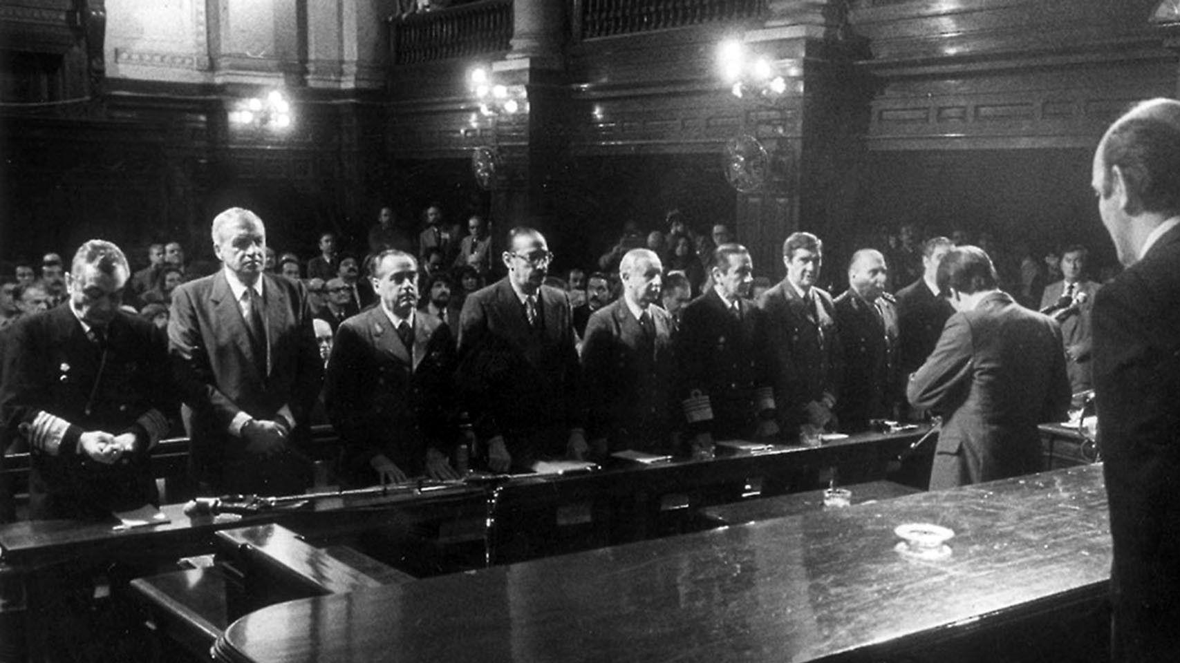 Videla y los altos mandos militares durante el Juicio a las Juntas, en 1985.