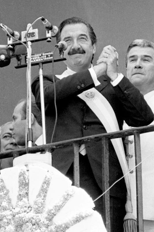 Alfonsín, realizando su icónico saludo con manos unidas, el día de su asunción, el 10 de diciembre de 1983.