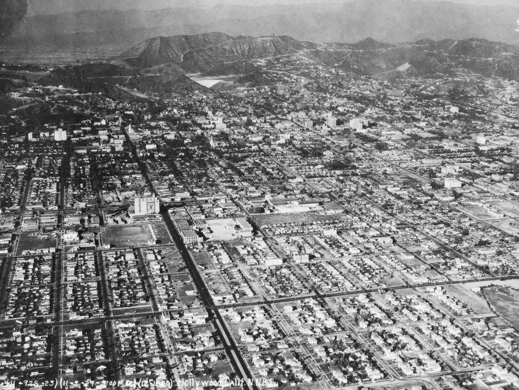 Una vista aérea de Hollywood, California, 5 de noviembre de 1929. Al fondo (centro) está el cartel de 'Hollywoodland'.