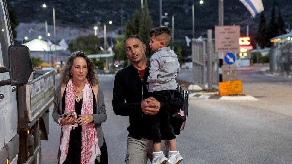 Yael Noy, un hombre y un niño.