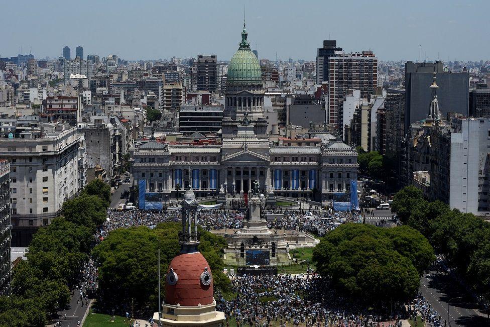 Una multitud a las afueras del Congreso