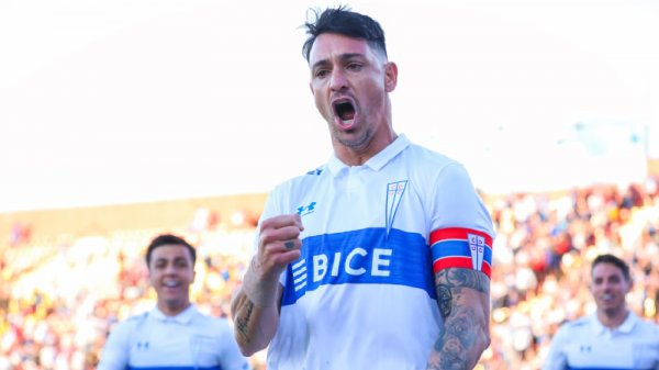 Fernando Zampedri celebrando un gol con la Universidad Católica