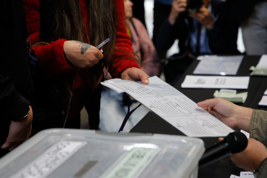 Persona votando. Cómo excusarse de votar Plebiscito 2023.