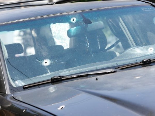 Auto con disparos en Santiago centro.