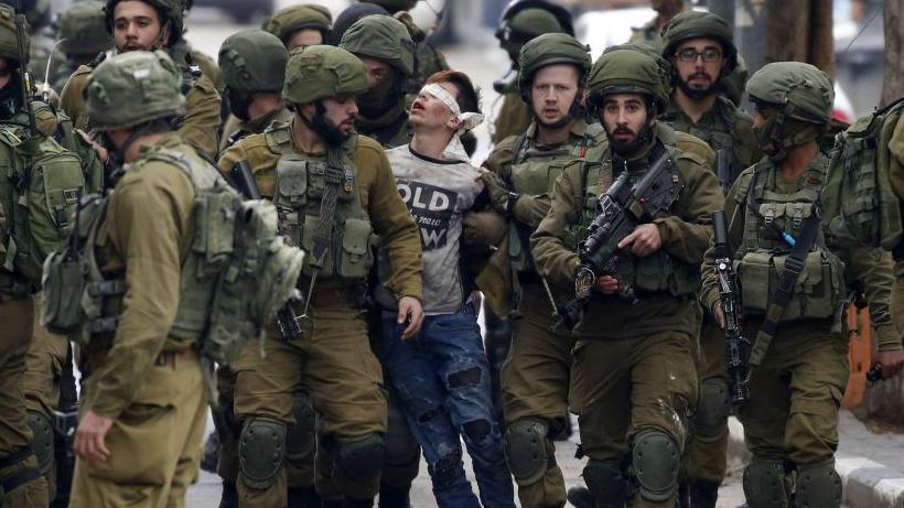 Fawzi al-Juneidi y un montón de soldados israelíes.
