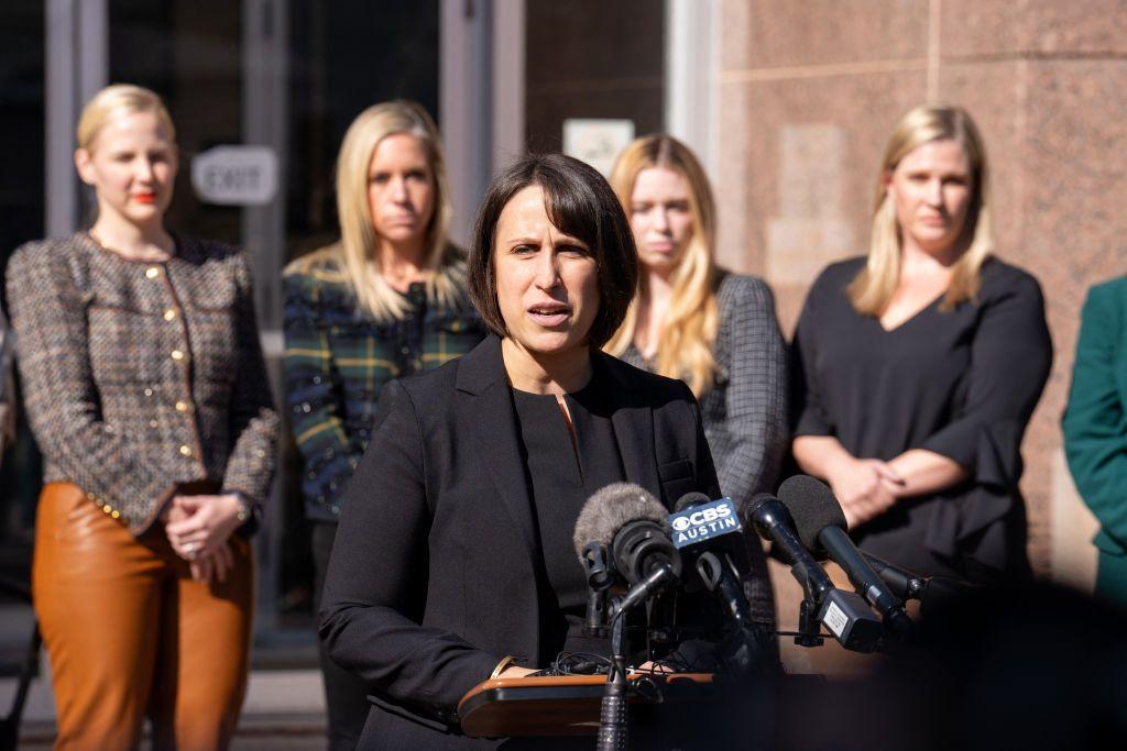 La abogada del Centro de Derechos Reproductivos, Molly Duane, junto con otros demandantes, habla en una conferencia de prensa durante el caso Zurowski v. Estado de Texas, una demanda presentada por el Centro de Derechos Reproductivos en nombre de mujeres a las que se les negó el aborto a pesar de graves complicaciones en el embarazo, frente a la Corte Suprema de Texas. en Austin, Texas, el 28 de noviembre de 2023. 