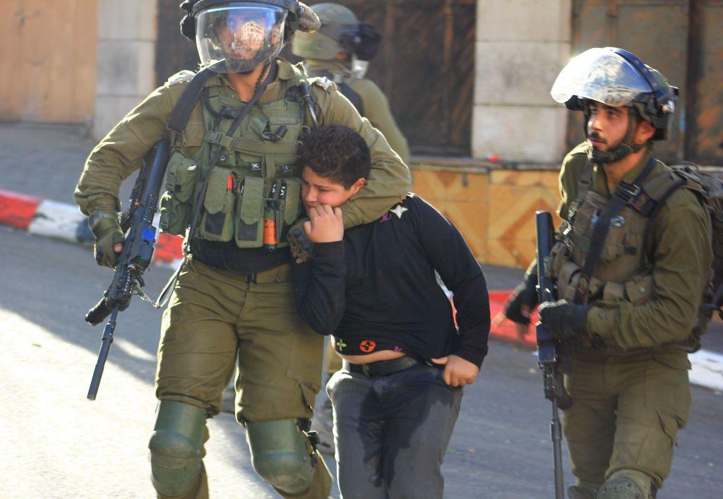 Ismail en-Nicce y dos soldados israelíes.