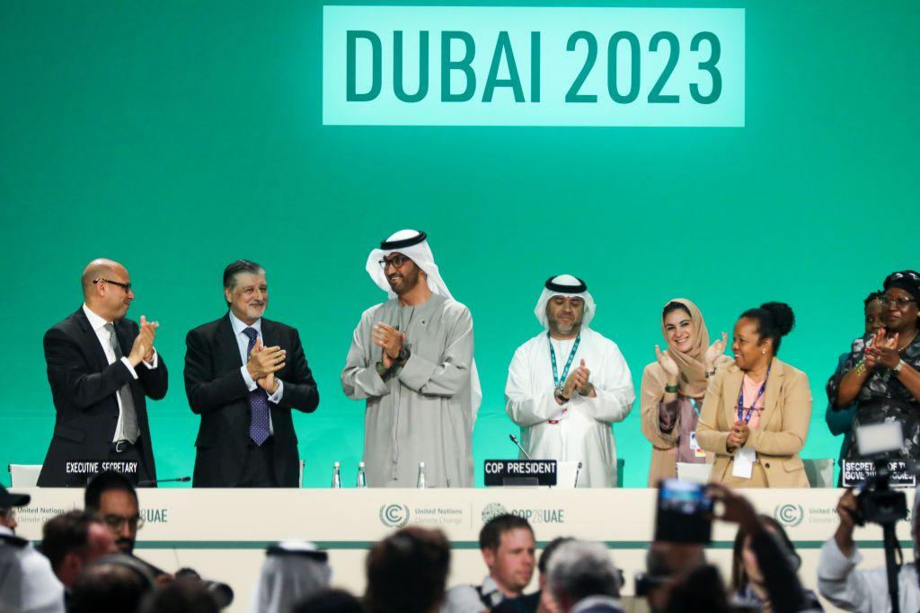 Organizadores de la COP28 aplaudiendo al conocerse el nuevo acuerdo climático