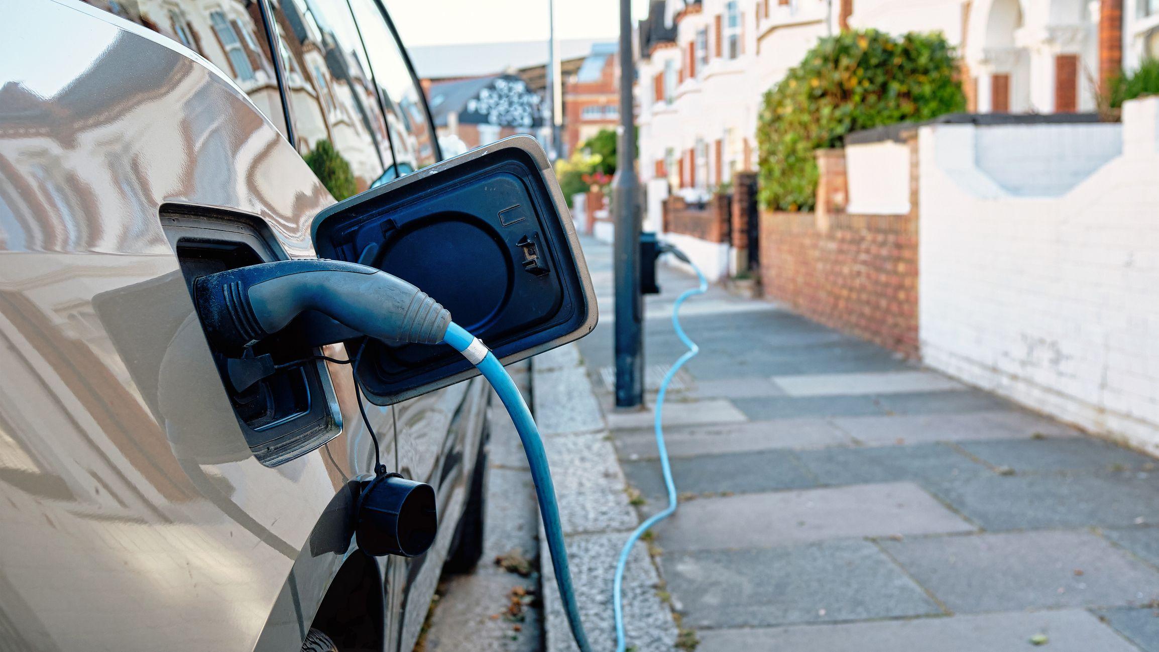 Un auto eléctrico mientras se carga