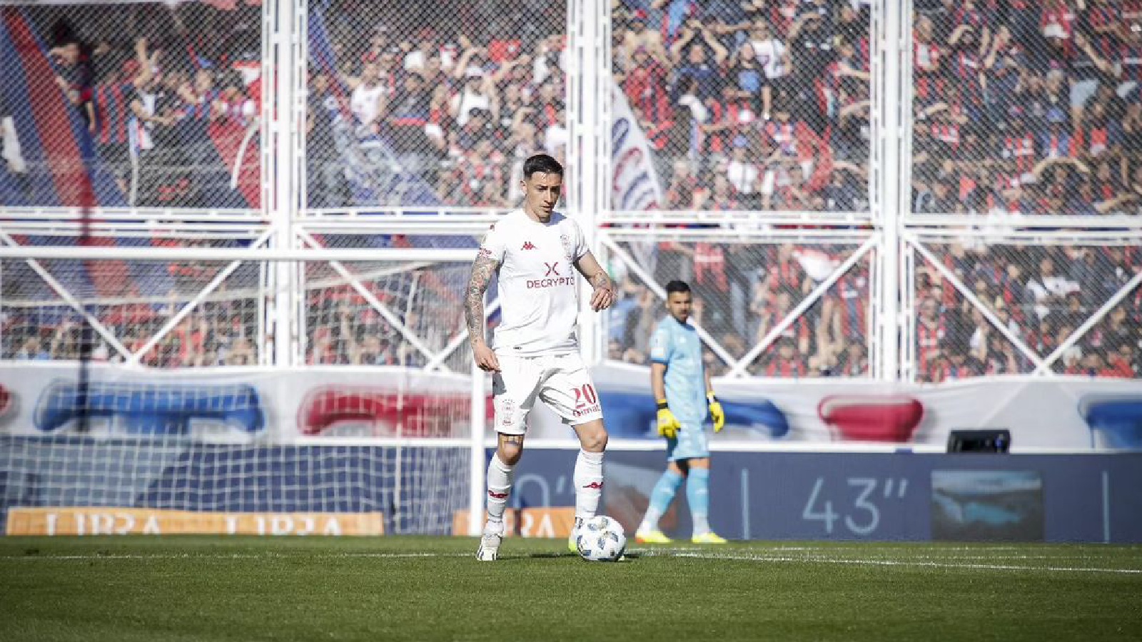 Rodrigo Echeverría jugando por Huracán