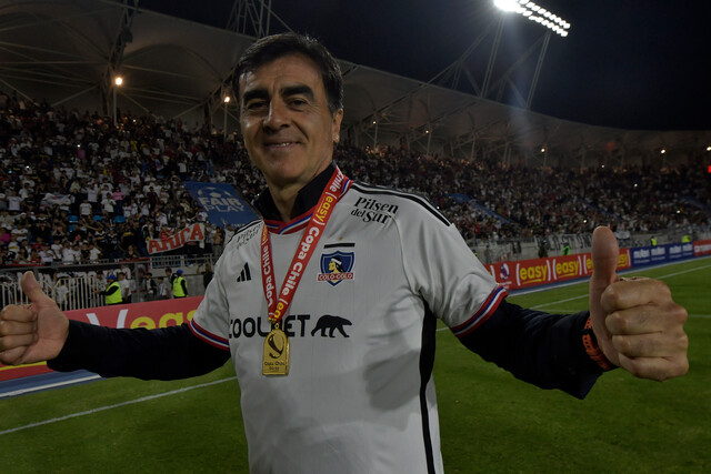 Gustavo Quinteros celebrando la Copa Chile 2023
