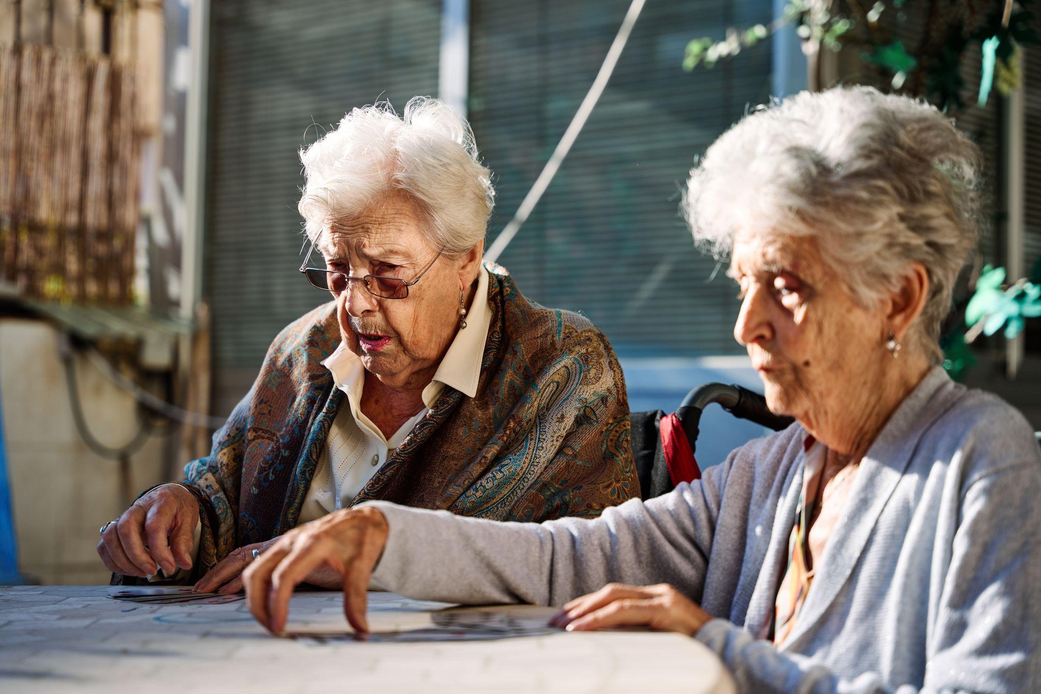 Dos señoras jugando cartas