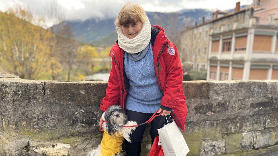 Martine paseando a su perro.