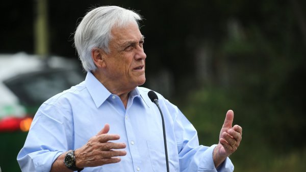 Sebastián Piñera votó en Liceo Sotomayor de Las Condes