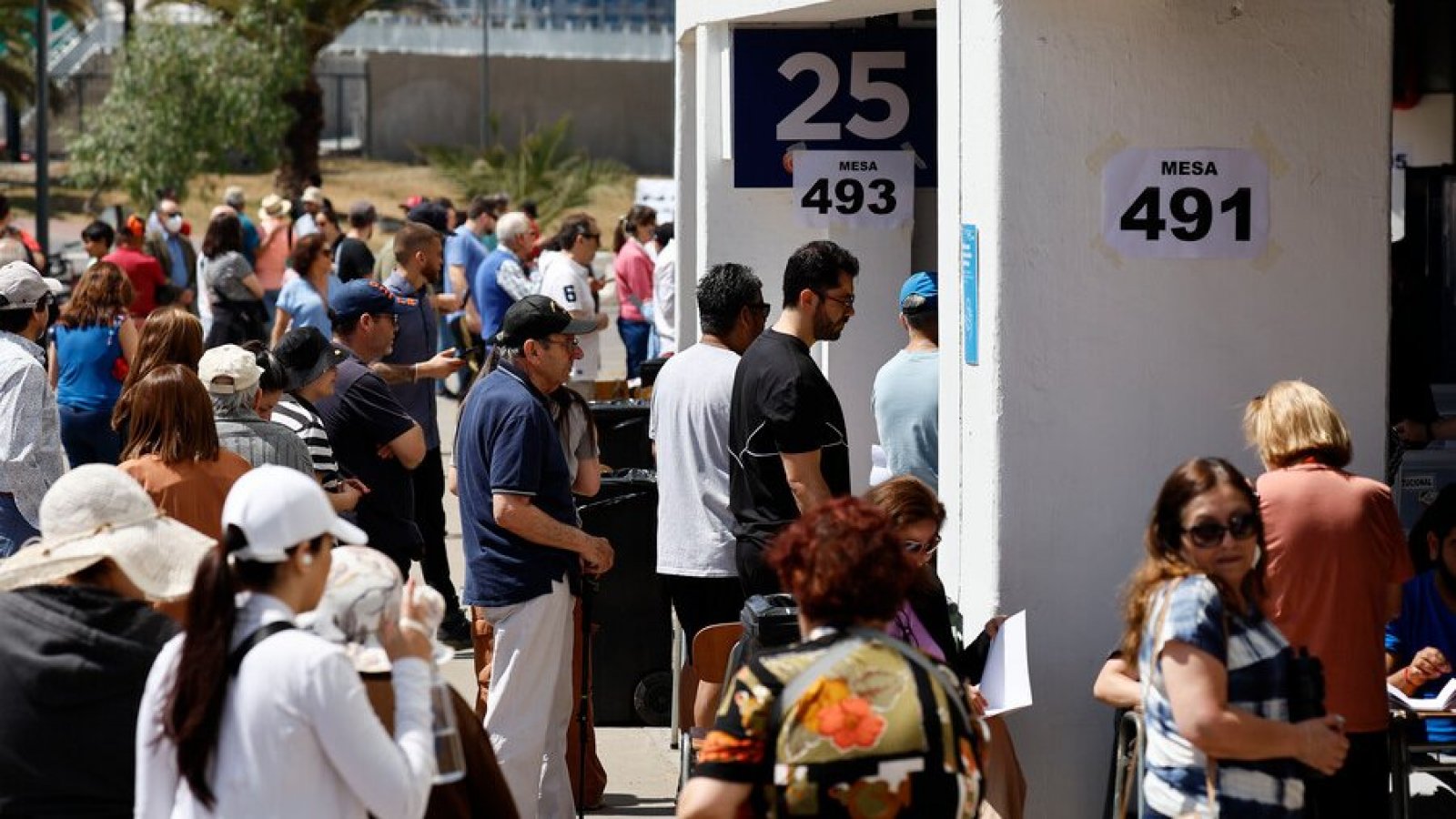 Foto: Ciudadanos expresan sus preferencias en el Plebiscito constitucional 2023. Foto: Aton.