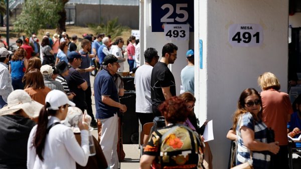 Foto: Ciudadanos expresan sus preferencias en el Plebiscito constitucional 2023. Foto: Aton.