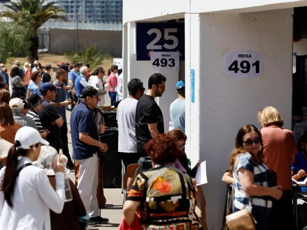 Foto: Ciudadanos expresan sus preferencias en el Plebiscito constitucional 2023. Foto: Aton.