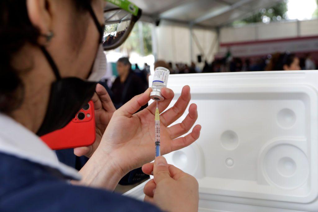 Un enfermera mexicana preparando una vacuna