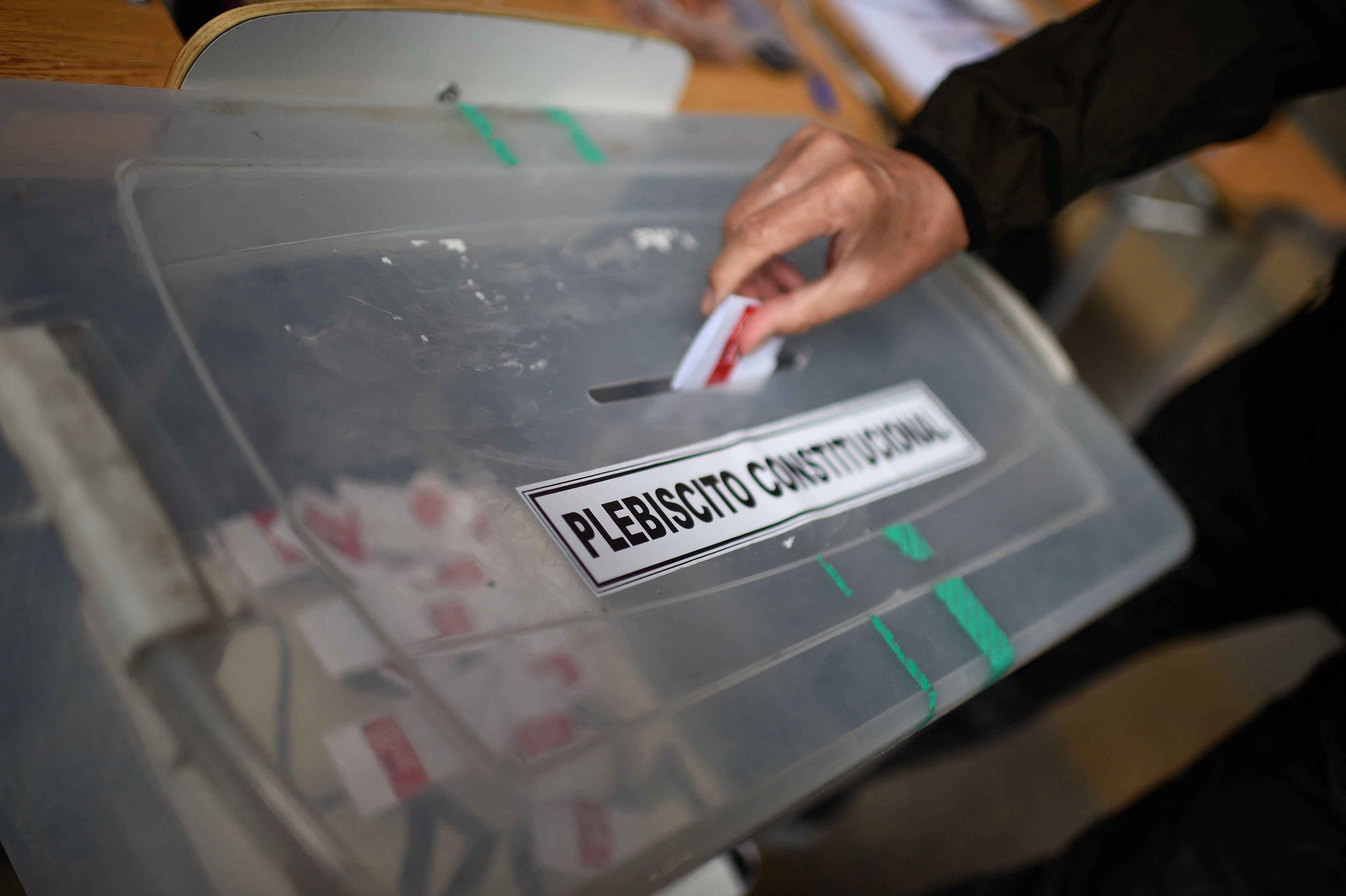 Una persona deposita su voto en el plebiscito constitucional de Chile