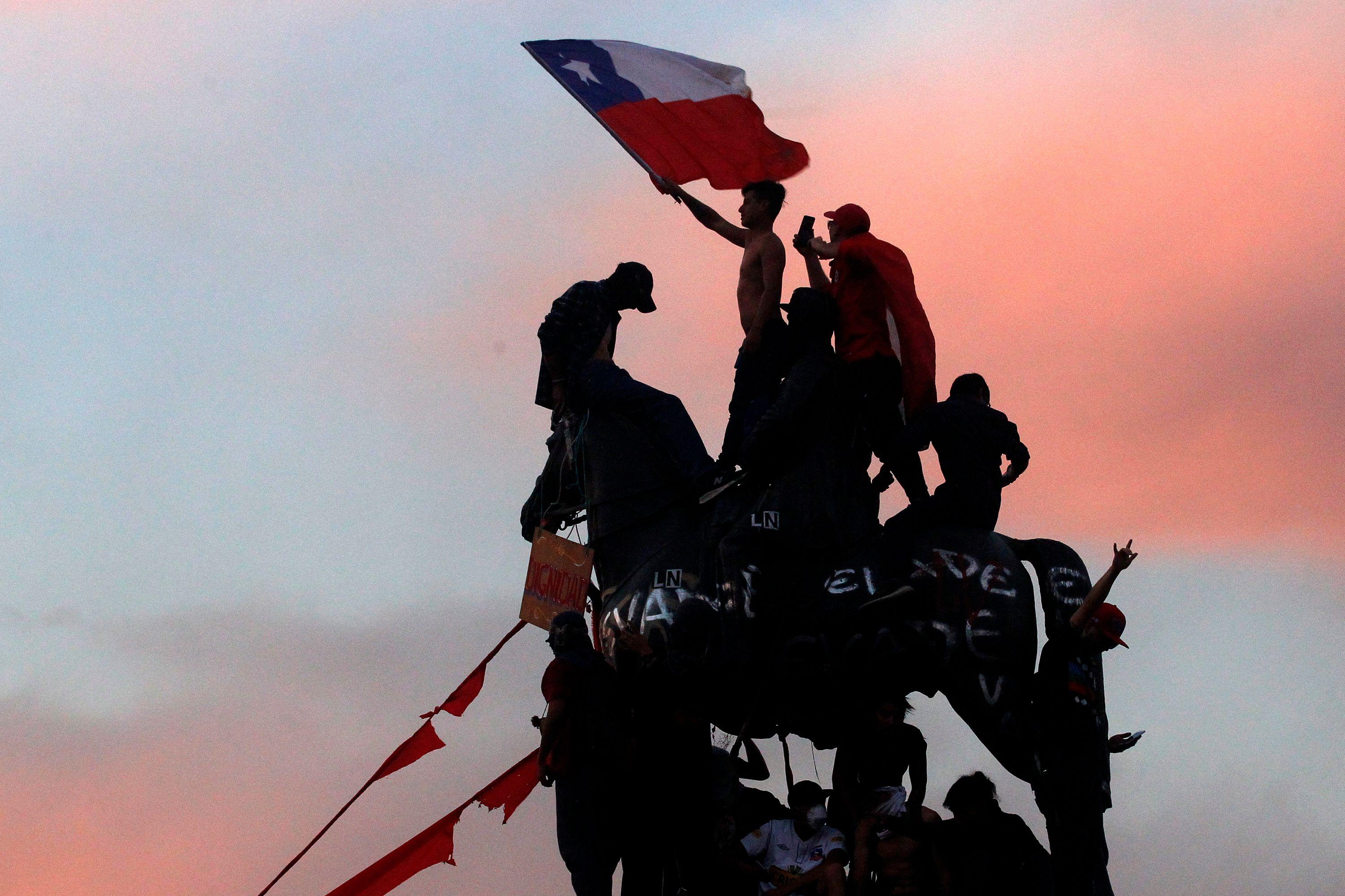Manifestantes con la bandera de Chile