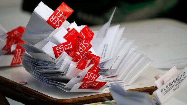 Foto: Ciudadanos expresan sus preferencias en el Plebiscito constitucional 2023. Foto: Aton.